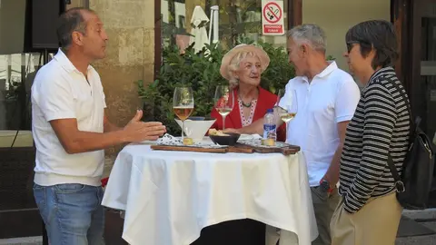 El presidente de la Junta, Alfonso Fernández Mañueco, participa junto al presidente de las Cortes Autonómicas, Carlos Pollán, y el alcalde de León, José Antonio Diez, en la presentación del vehículo con el que Jesús Calleja participará en la Baja España Aragón 2025 y en el Dakar 2026.