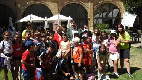 El presidente de la Junta, Alfonso Fernández Mañueco, participa junto al presidente de las Cortes Autonómicas, Carlos Pollán, y el alcalde de León, José Antonio Diez, en la presentación del vehículo con el que Jesús Calleja participará en la Baja España Aragón 2025 y en el Dakar 2026.