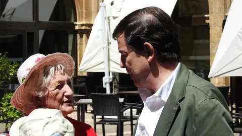 El presidente de la Junta, Alfonso Fernández Mañueco, participa junto al presidente de las Cortes Autonómicas, Carlos Pollán, y el alcalde de León, José Antonio Diez, en la presentación del vehículo con el que Jesús Calleja participará en la Baja España Aragón 2025 y en el Dakar 2026.