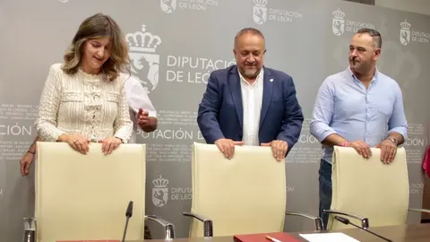 El presidente de la Diputación de León, Gerardo Álvarez Courel, y la rectora de la Universidad de León, Nuria González, firman un convenio de colaboración entre el ILC y la ULE sobre arqueología. Foto: Peio García.