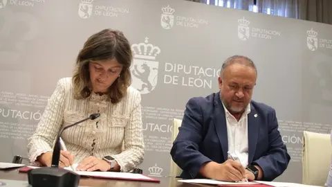 El presidente de la Diputación de León, Gerardo Álvarez Courel, y la rectora de la Universidad de León, Nuria González, firman un convenio de colaboración entre el ILC y la ULE sobre arqueología. Foto: Peio García.