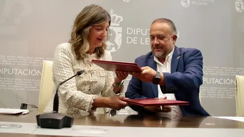 El presidente de la Diputación de León, Gerardo Álvarez Courel, y la rectora de la Universidad de León, Nuria González, firman un convenio de colaboración entre el ILC y la ULE sobre arqueología. Foto: Peio García.