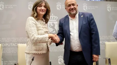 El presidente de la Diputación de León, Gerardo Álvarez Courel, y la rectora de la Universidad de León, Nuria González, firman un convenio de colaboración entre el ILC y la ULE sobre arqueología. Foto: Peio García.