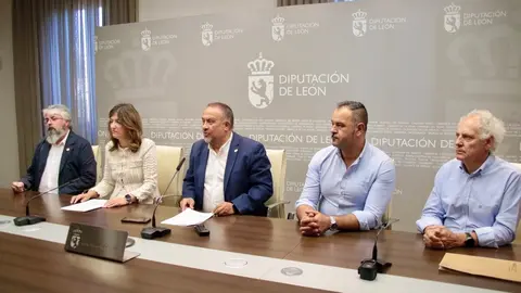 El presidente de la Diputación de León, Gerardo Álvarez Courel, y la rectora de la Universidad de León, Nuria González, firman un convenio de colaboración entre el ILC y la ULE sobre arqueología. Foto: Peio García.