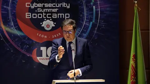 El ministro de Transformación Digital y de la Función Pública, Óscar López, clausura el Cybersecurity Summer BootCamp. Foto: Peio García