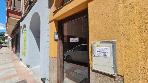 La Policía Judicial registra la vivienda en la que reside el presunto pirómano de Bernardo del Carpio. El vecindario respira tranquilo mientras espera que las pruebas le incriminen de forma definitiva