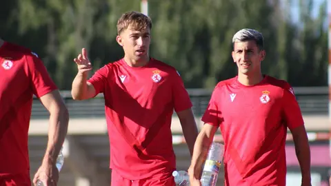 La expectación por la temporada en Segunda División dispara el número de abonados y congrega a decenas de aficionados en Puente Castro. El equipo de Raúl Llona trabaja con ambición de cara al exigente calendario de pretemporada. Fotos: CyDLeonesa