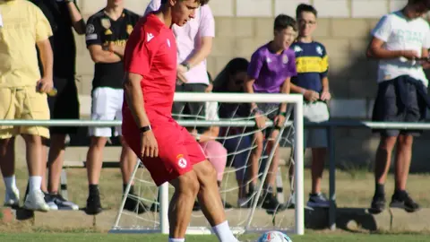 La expectación por la temporada en Segunda División dispara el número de abonados y congrega a decenas de aficionados en Puente Castro. El equipo de Raúl Llona trabaja con ambición de cara al exigente calendario de pretemporada. Fotos: CyDLeonesa