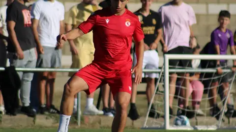 La expectación por la temporada en Segunda División dispara el número de abonados y congrega a decenas de aficionados en Puente Castro. El equipo de Raúl Llona trabaja con ambición de cara al exigente calendario de pretemporada. Fotos: CyDLeonesa