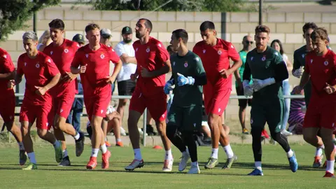 La expectación por la temporada en Segunda División dispara el número de abonados y congrega a decenas de aficionados en Puente Castro. El equipo de Raúl Llona trabaja con ambición de cara al exigente calendario de pretemporada. Fotos: CyDLeonesa