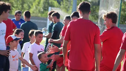 La expectación por la temporada en Segunda División dispara el número de abonados y congrega a decenas de aficionados en Puente Castro. El equipo de Raúl Llona trabaja con ambición de cara al exigente calendario de pretemporada. Fotos: CyDLeonesa