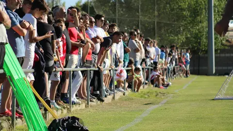 La expectación por la temporada en Segunda División dispara el número de abonados y congrega a decenas de aficionados en Puente Castro. El equipo de Raúl Llona trabaja con ambición de cara al exigente calendario de pretemporada. Fotos: CyDLeonesa