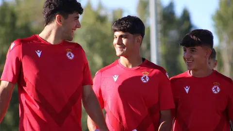 La expectación por la temporada en Segunda División dispara el número de abonados y congrega a decenas de aficionados en Puente Castro. El equipo de Raúl Llona trabaja con ambición de cara al exigente calendario de pretemporada. Fotos: CyDLeonesa