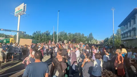 Cientos de vecinos marcharon este jueves por las calles de Puente Castro para exigir la paralización del proyecto de red de calor impulsado por la Junta. Anuncian una nueva movilización el próximo 30 de julio frente a la delegación territorial de la Junta.