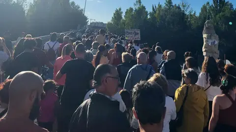 Cientos de vecinos marcharon este jueves por las calles de Puente Castro para exigir la paralización del proyecto de red de calor impulsado por la Junta. Anuncian una nueva movilización el próximo 30 de julio frente a la delegación territorial de la Junta.