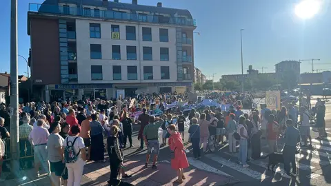 Cientos de vecinos marcharon este jueves por las calles de Puente Castro para exigir la paralización del proyecto de red de calor impulsado por la Junta. Anuncian una nueva movilización el próximo 30 de julio frente a la delegación territorial de la Junta.