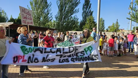 Cientos de vecinos marcharon este jueves por las calles de Puente Castro para exigir la paralización del proyecto de red de calor impulsado por la Junta. Anuncian una nueva movilización el próximo 30 de julio frente a la delegación territorial de la Junta.