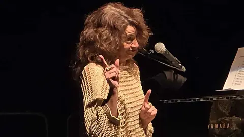 El brillo de Carmen París: un homenaje al alma de la música en su actuación en León. En el marco del 'Ciclo Clásicas & Contemporáneas', la artista aragonesa deslumbró en La Casona de Puerta Castillo con un espectáculo único, cargado de emoción, magia y raíces profundas. Fotos: Carlos Calvo