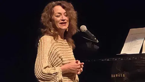 El brillo de Carmen París: un homenaje al alma de la música en su actuación en León. En el marco del 'Ciclo Clásicas & Contemporáneas', la artista aragonesa deslumbró en La Casona de Puerta Castillo con un espectáculo único, cargado de emoción, magia y raíces profundas. Fotos: Carlos Calvo