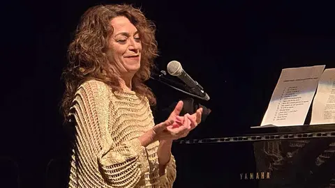El brillo de Carmen París: un homenaje al alma de la música en su actuación en León. En el marco del 'Ciclo Clásicas & Contemporáneas', la artista aragonesa deslumbró en La Casona de Puerta Castillo con un espectáculo único, cargado de emoción, magia y raíces profundas. Fotos: Carlos Calvo