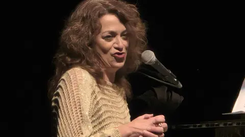 El brillo de Carmen París: un homenaje al alma de la música en su actuación en León. En el marco del 'Ciclo Clásicas & Contemporáneas', la artista aragonesa deslumbró en La Casona de Puerta Castillo con un espectáculo único, cargado de emoción, magia y raíces profundas. Fotos: Carlos Calvo