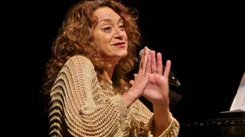 El brillo de Carmen París: un homenaje al alma de la música en su actuación en León. En el marco del 'Ciclo Clásicas & Contemporáneas', la artista aragonesa deslumbró en La Casona de Puerta Castillo con un espectáculo único, cargado de emoción, magia y raíces profundas. Fotos: Carlos Calvo