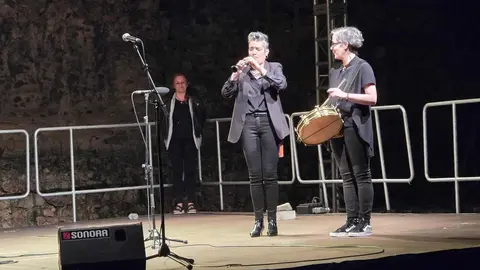 El brillo de Carmen París: un homenaje al alma de la música en su actuación en León. En el marco del 'Ciclo Clásicas & Contemporáneas', la artista aragonesa deslumbró en La Casona de Puerta Castillo con un espectáculo único, cargado de emoción, magia y raíces profundas. Fotos: Carlos Calvo