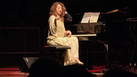 El brillo de Carmen París: un homenaje al alma de la música en su actuación en León. En el marco del 'Ciclo Clásicas & Contemporáneas', la artista aragonesa deslumbró en La Casona de Puerta Castillo con un espectáculo único, cargado de emoción, magia y raíces profundas. Fotos: Carlos Calvo