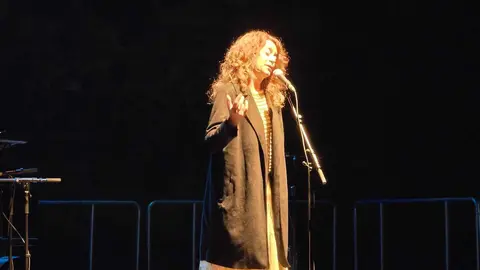 El brillo de Carmen París: un homenaje al alma de la música en su actuación en León. En el marco del 'Ciclo Clásicas & Contemporáneas', la artista aragonesa deslumbró en La Casona de Puerta Castillo con un espectáculo único, cargado de emoción, magia y raíces profundas. Fotos: Carlos Calvo