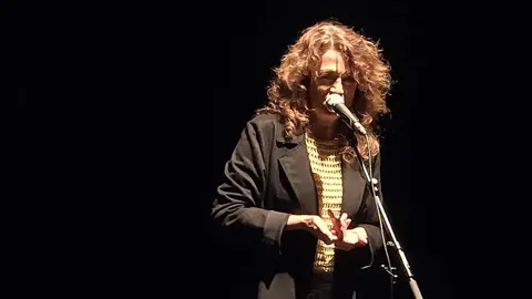 El brillo de Carmen París: un homenaje al alma de la música en su actuación en León. En el marco del 'Ciclo Clásicas & Contemporáneas', la artista aragonesa deslumbró en La Casona de Puerta Castillo con un espectáculo único, cargado de emoción, magia y raíces profundas. Fotos: Carlos Calvo