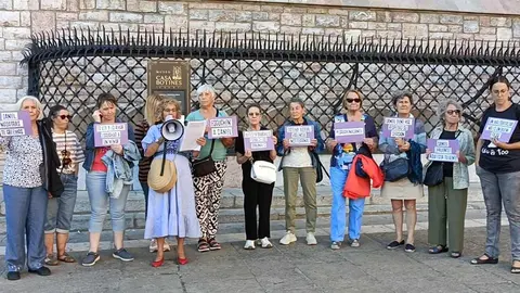 La Plaza de San Marcelo, frente al edificio de Botines, fue el escenario de la concentración en apoyo a Daniel Arcuri Rivas, un niño granadino de 11 años que, según testimonios y registros judiciales, se niega a ser entregado a su padre, condenado en España por violencia de género y actualmente procesado en Italia por malos tratos.