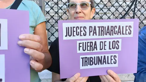 La Plaza de San Marcelo, frente al edificio de Botines, fue el escenario de la concentración en apoyo a Daniel Arcuri Rivas, un niño granadino de 11 años que, según testimonios y registros judiciales, se niega a ser entregado a su padre, condenado en España por violencia de género y actualmente procesado en Italia por malos tratos.