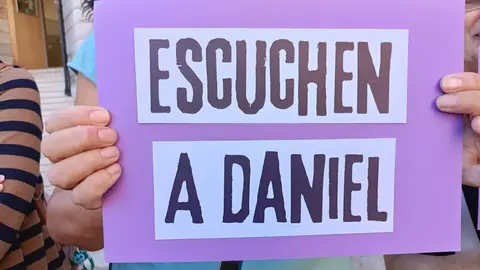 La Plaza de San Marcelo, frente al edificio de Botines, fue el escenario de la concentración en apoyo a Daniel Arcuri Rivas, un niño granadino de 11 años que, según testimonios y registros judiciales, se niega a ser entregado a su padre, condenado en España por violencia de género y actualmente procesado en Italia por malos tratos.