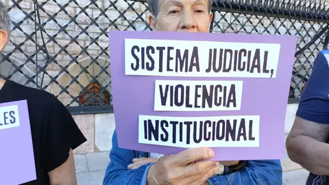 La Plaza de San Marcelo, frente al edificio de Botines, fue el escenario de la concentración en apoyo a Daniel Arcuri Rivas, un niño granadino de 11 años que, según testimonios y registros judiciales, se niega a ser entregado a su padre, condenado en España por violencia de género y actualmente procesado en Italia por malos tratos.