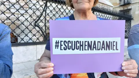 La Plaza de San Marcelo, frente al edificio de Botines, fue el escenario de la concentración en apoyo a Daniel Arcuri Rivas, un niño granadino de 11 años que, según testimonios y registros judiciales, se niega a ser entregado a su padre, condenado en España por violencia de género y actualmente procesado en Italia por malos tratos.