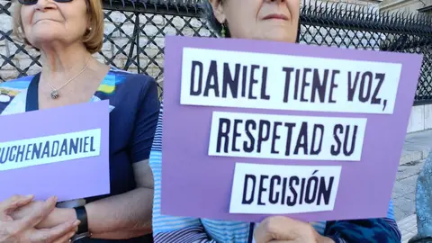 La Plaza de San Marcelo, frente al edificio de Botines, fue el escenario de la concentración en apoyo a Daniel Arcuri Rivas, un niño granadino de 11 años que, según testimonios y registros judiciales, se niega a ser entregado a su padre, condenado en España por violencia de género y actualmente procesado en Italia por malos tratos.