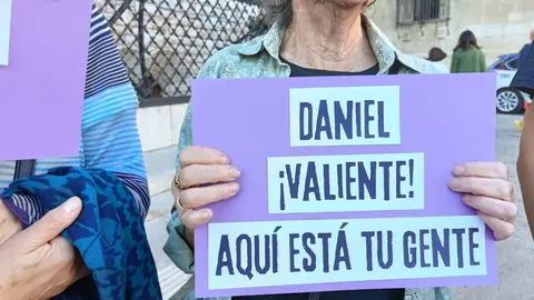 La Plaza de San Marcelo, frente al edificio de Botines, fue el escenario de la concentración en apoyo a Daniel Arcuri Rivas, un niño granadino de 11 años que, según testimonios y registros judiciales, se niega a ser entregado a su padre, condenado en España por violencia de género y actualmente procesado en Italia por malos tratos.