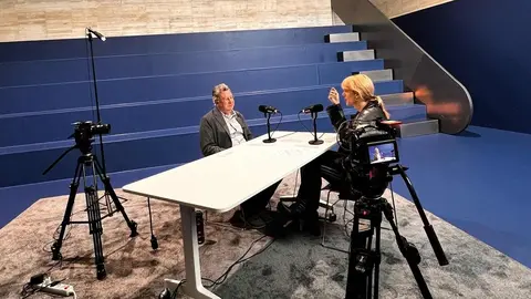 La artista y activista leonesa regresa a su ciudad natal para grabar un episodio especial de su podcast en el Museo de Arte Contemporáneo, donde charla con el director Álvaro Rodríguez Fominaya sobre arte, censura y provocación.