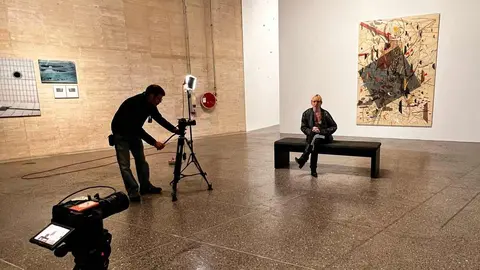 La artista y activista leonesa regresa a su ciudad natal para grabar un episodio especial de su podcast en el Museo de Arte Contemporáneo, donde charla con el director Álvaro Rodríguez Fominaya sobre arte, censura y provocación.