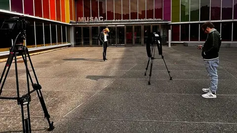 La artista y activista leonesa regresa a su ciudad natal para grabar un episodio especial de su podcast en el Museo de Arte Contemporáneo, donde charla con el director Álvaro Rodríguez Fominaya sobre arte, censura y provocación.