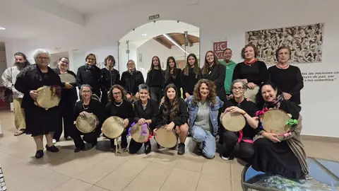 El brillo de Carmen París: un homenaje al alma de la música en su actuación en León. En el marco del 'Ciclo Clásicas & Contemporáneas', la artista aragonesa deslumbró en La Casona de Puerta Castillo con un espectáculo único, cargado de emoción, magia y raíces profundas. Fotos: Carlos Calvo
