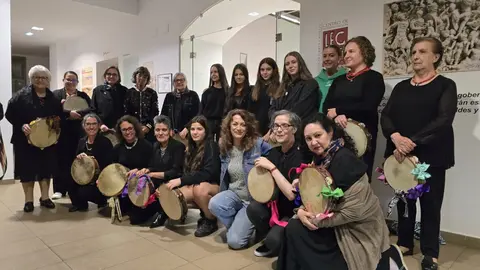 El brillo de Carmen París: un homenaje al alma de la música en su actuación en León. En el marco del 'Ciclo Clásicas & Contemporáneas', la artista aragonesa deslumbró en La Casona de Puerta Castillo con un espectáculo único, cargado de emoción, magia y raíces profundas. Fotos: Carlos Calvo