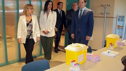 El presidente de la Junta de Castilla y León, Alfonso Fernández Mañueco, inaugura las nuevas instalaciones del centro de salud de Pinilla-San Andrés del Rabanedo. Foto: Peio García.