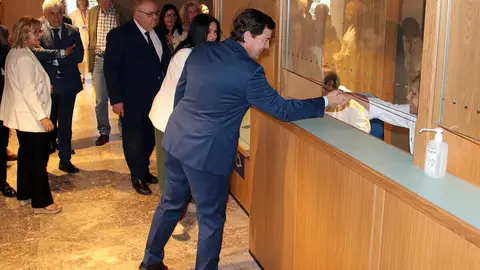 El presidente de la Junta de Castilla y León, Alfonso Fernández Mañueco, inaugura las nuevas instalaciones del centro de salud de Pinilla-San Andrés del Rabanedo. Foto: Peio García.