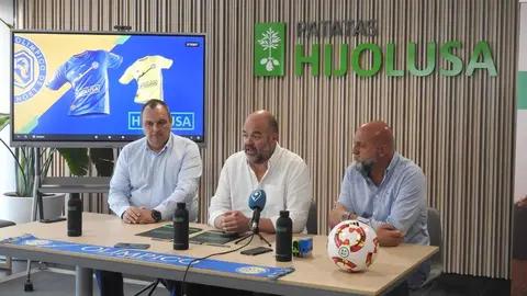 La empresa leonesa Somos Hijolusa ha sellado este viernes la renovación de su patrocinio con el Club Deportivo Olímpico de León, justo cuando el equipo femenino ha logrado un hito histórico: su ascenso a la Segunda Federación, consolidándose así entre la élite del fútbol femenino nacional. Foto: M.A. García