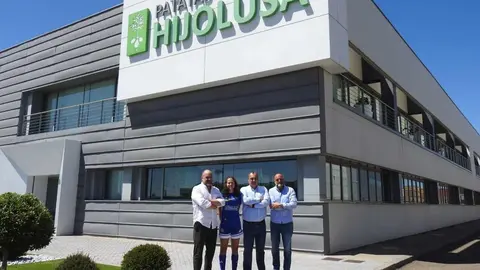 La empresa leonesa Somos Hijolusa ha sellado este viernes la renovación de su patrocinio con el Club Deportivo Olímpico de León, justo cuando el equipo femenino ha logrado un hito histórico: su ascenso a la Segunda Federación, consolidándose así entre la élite del fútbol femenino nacional. Foto: M.A. García