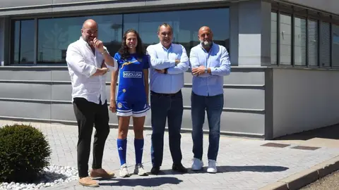 La empresa leonesa Somos Hijolusa ha sellado este viernes la renovación de su patrocinio con el Club Deportivo Olímpico de León, justo cuando el equipo femenino ha logrado un hito histórico: su ascenso a la Segunda Federación, consolidándose así entre la élite del fútbol femenino nacional. Foto: M.A. García