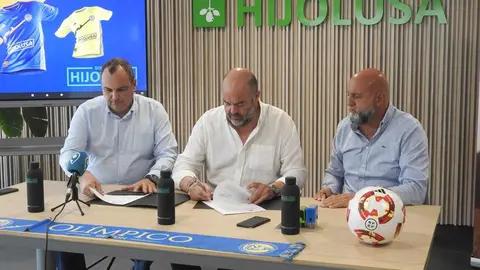 La empresa leonesa Somos Hijolusa ha sellado este viernes la renovación de su patrocinio con el Club Deportivo Olímpico de León, justo cuando el equipo femenino ha logrado un hito histórico: su ascenso a la Segunda Federación, consolidándose así entre la élite del fútbol femenino nacional. Foto: M.A. García