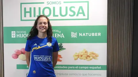 La empresa leonesa Somos Hijolusa ha sellado este viernes la renovación de su patrocinio con el Club Deportivo Olímpico de León, justo cuando el equipo femenino ha logrado un hito histórico: su ascenso a la Segunda Federación, consolidándose así entre la élite del fútbol femenino nacional. Foto: M.A. García