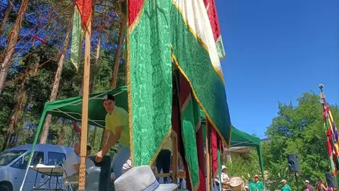 El pantano de Villameca, en el municipio leonés de Quintana del Castillo, se convierte este fin de semana en el corazón festivo de la comarca con motivo de la 40ª edición de la Fiesta Comarcal de La Cepeda. El evento, que nació como un encuentro para fomentar la convivencia entre los pueblos de la zona, se ha consolidado como una de las grandes citas del verano en la provincia de León. Fotos: Marisol